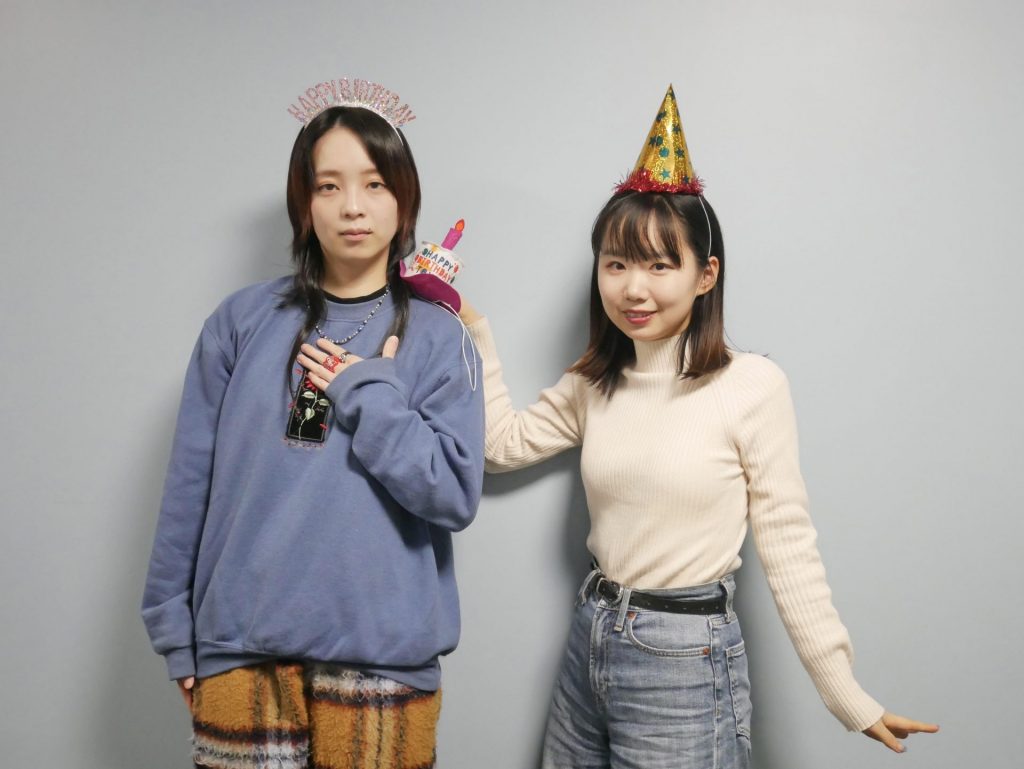 はるかぜに告ぐ　とんず（左）、花妃（右）